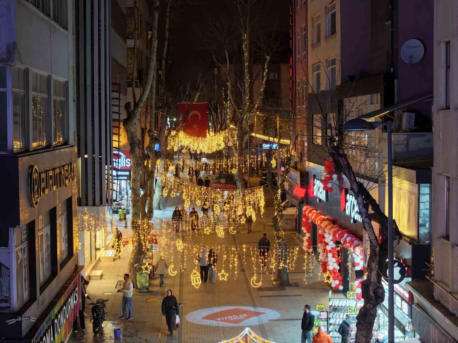 Pendik sokakları Ramazan ayını ışıl ışıl karşılıyor
