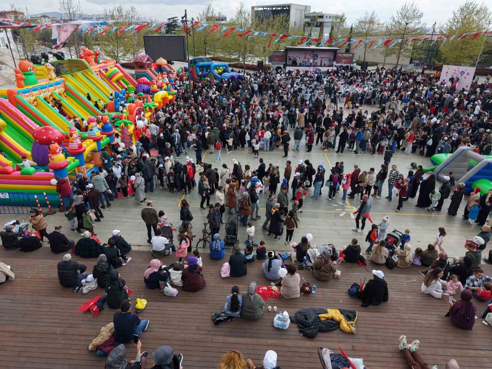 Pendik’te 23 Nisan coşkusunun yaşandığı çocuk şenliği havadan görüntülendi
