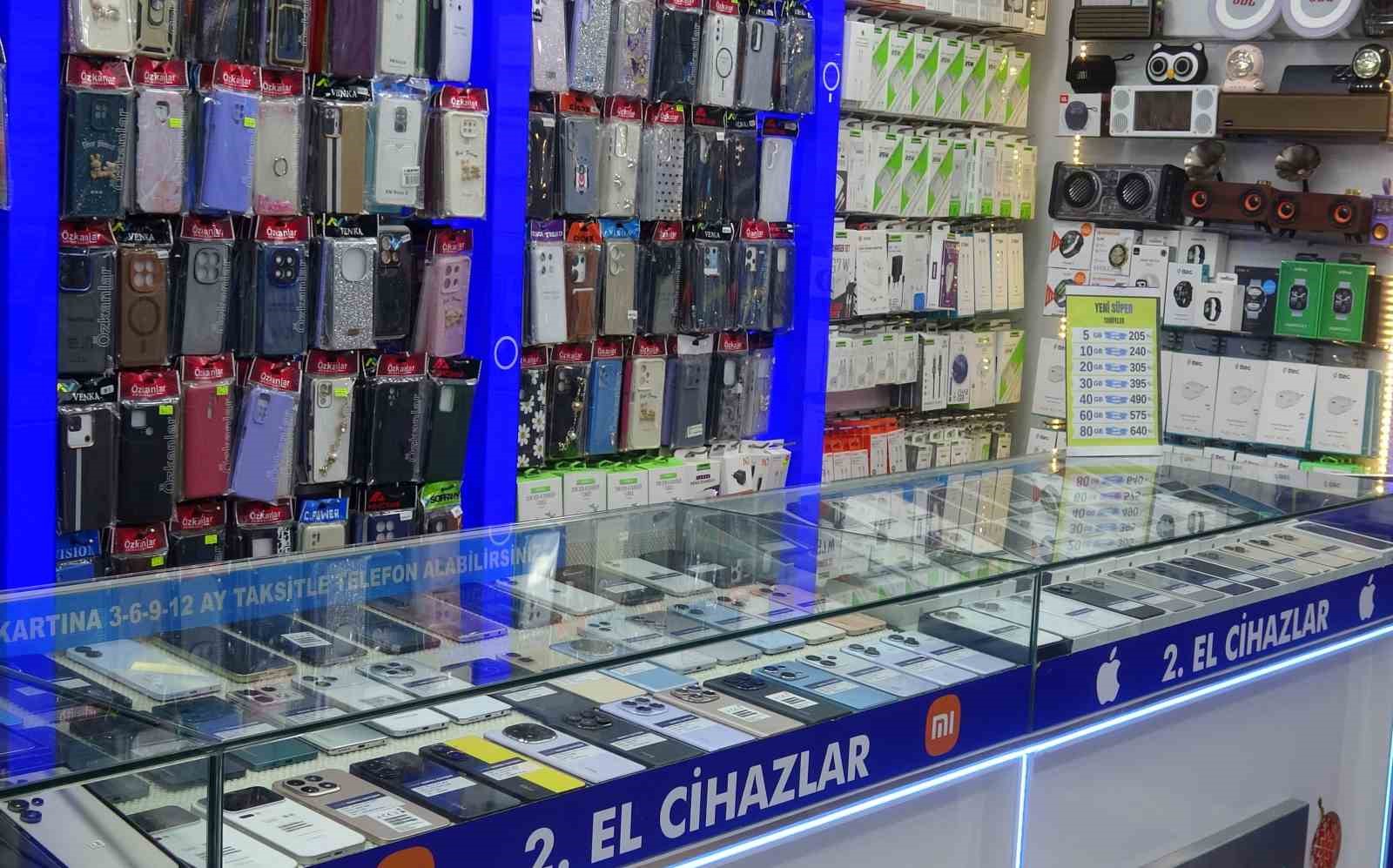 Pendik’te akılalmaz hırsızlık: kova ile dikkat dağıttılar, dükkan boşalınca telefonları çaldılar
