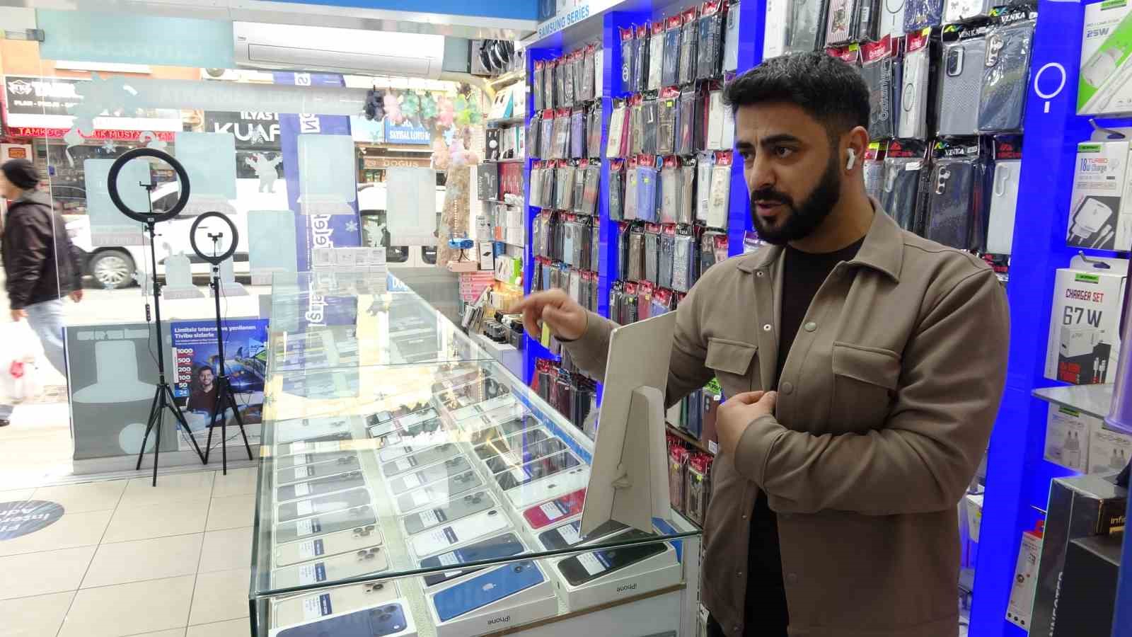 Pendik’te akılalmaz hırsızlık: kova ile dikkat dağıttılar, dükkan boşalınca telefonları çaldılar
