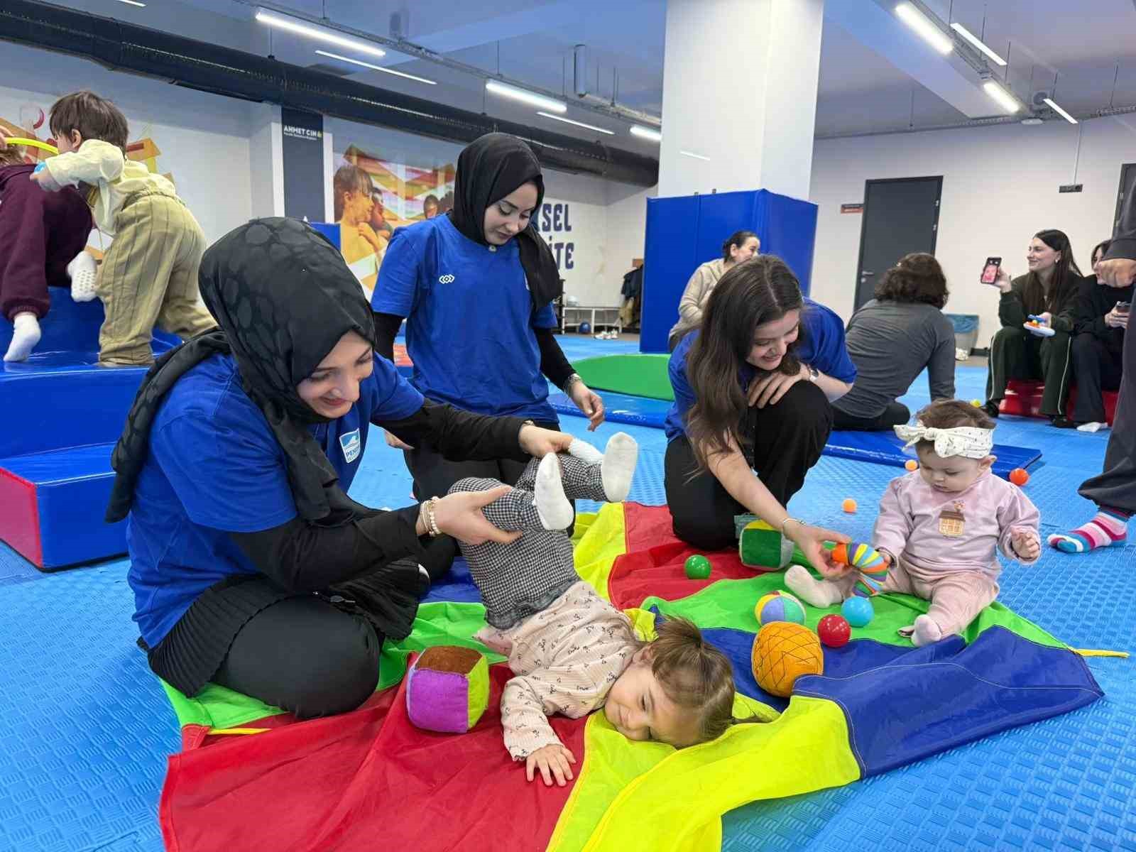 Pendik’te anne ve bebekler aynı minderde jimnastik yapıyor
