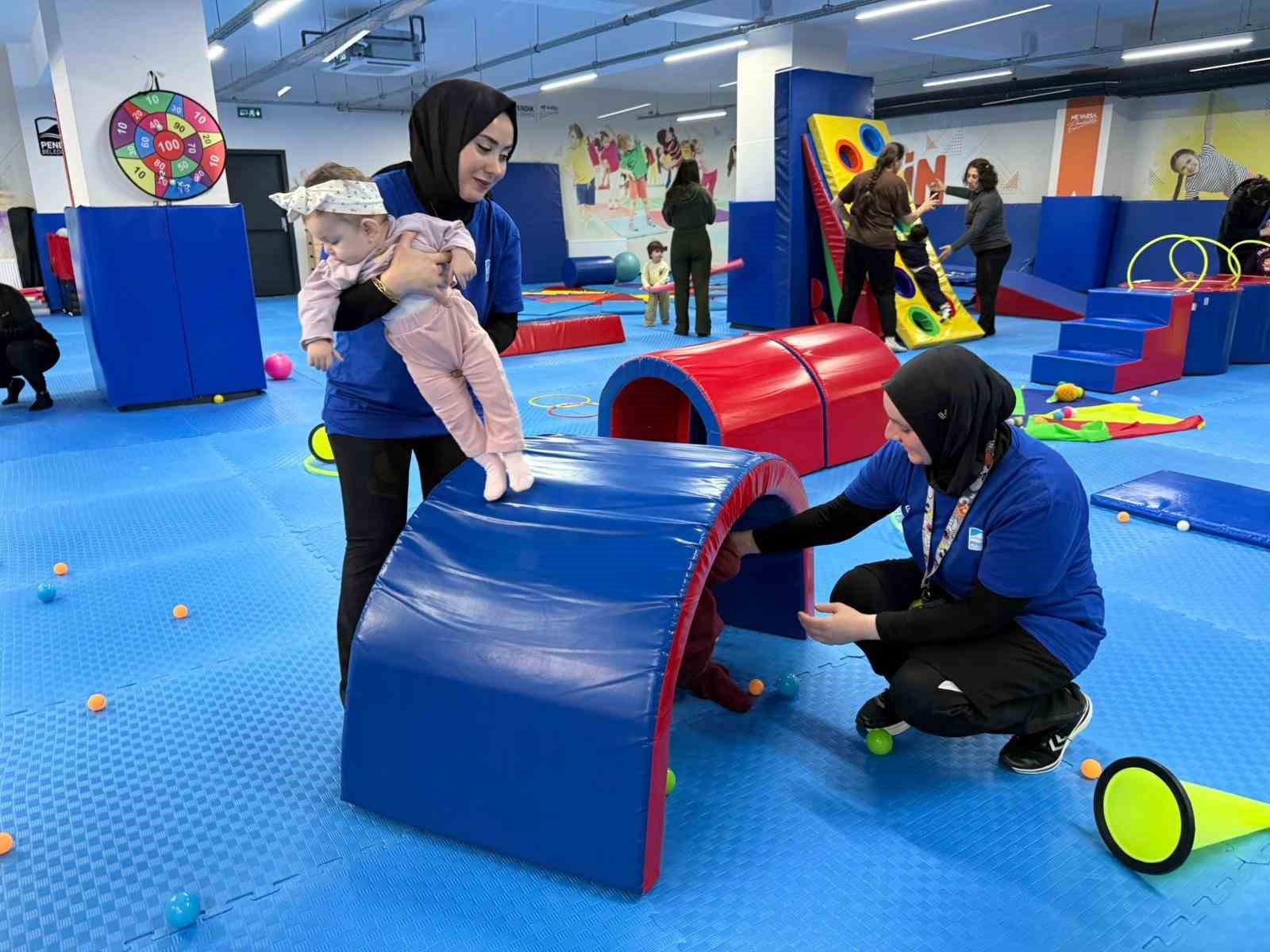 Pendik’te anne ve bebekler aynı minderde jimnastik yapıyor
