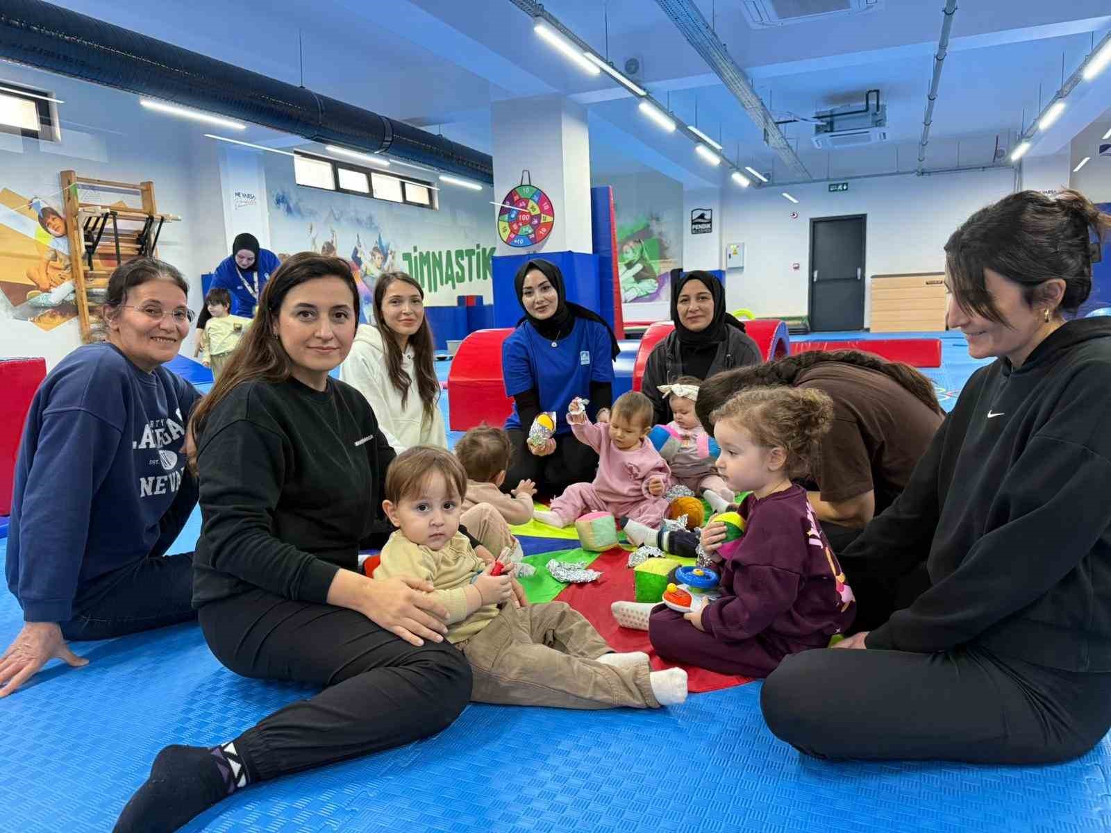 Pendik’te anne ve bebekler aynı minderde jimnastik yapıyor
