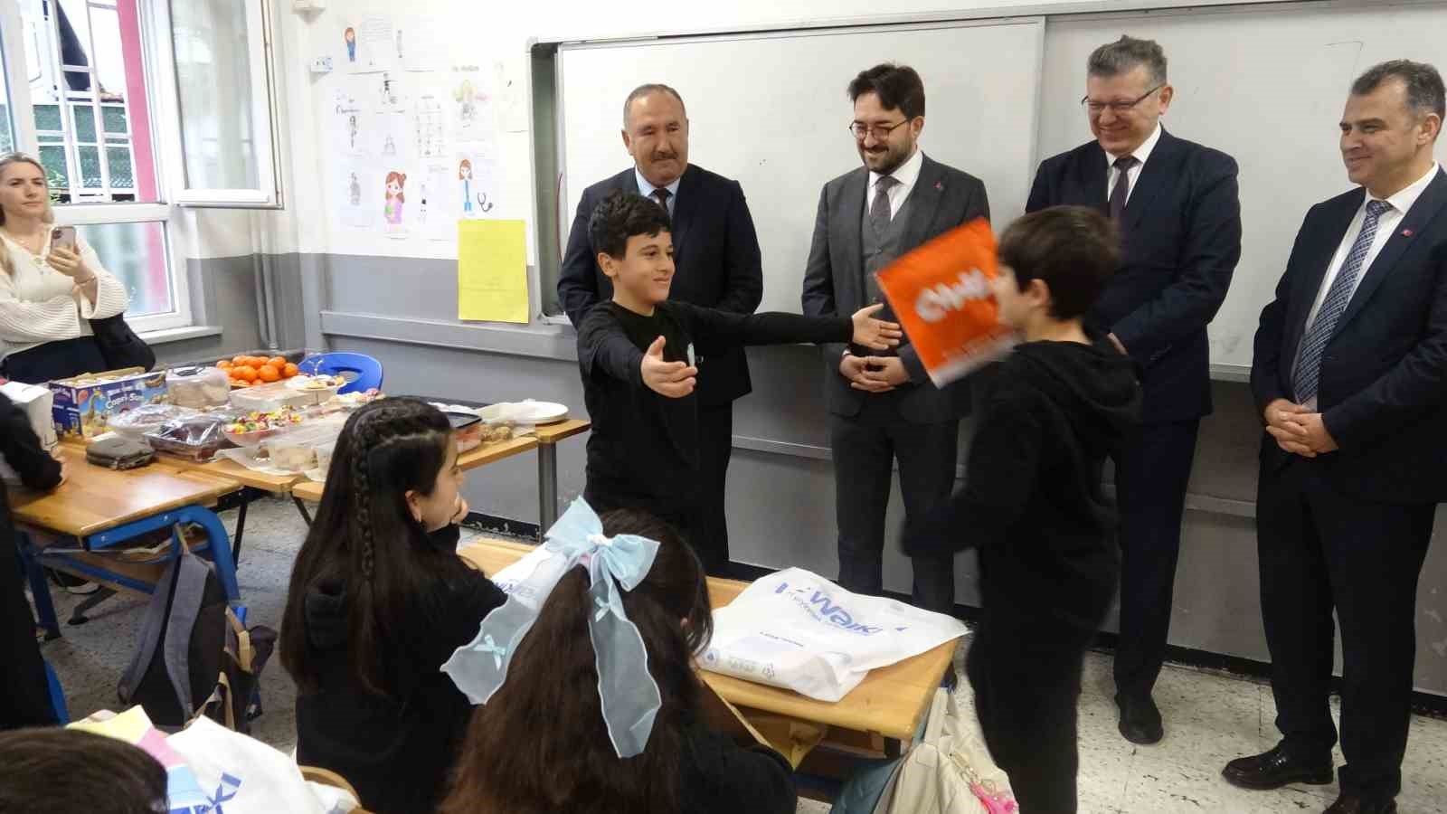 Pendik’te ara tatil sonrası ilk ders zili bayram coşkusuyla çaldı
