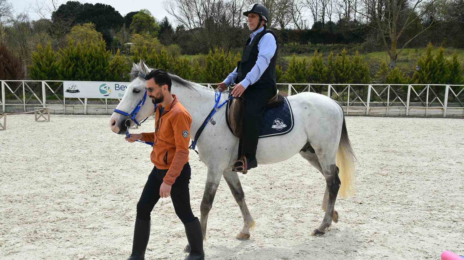 Pendik’te atlarla şifa: Yaşlılar için atla terapi dönemi başladı

