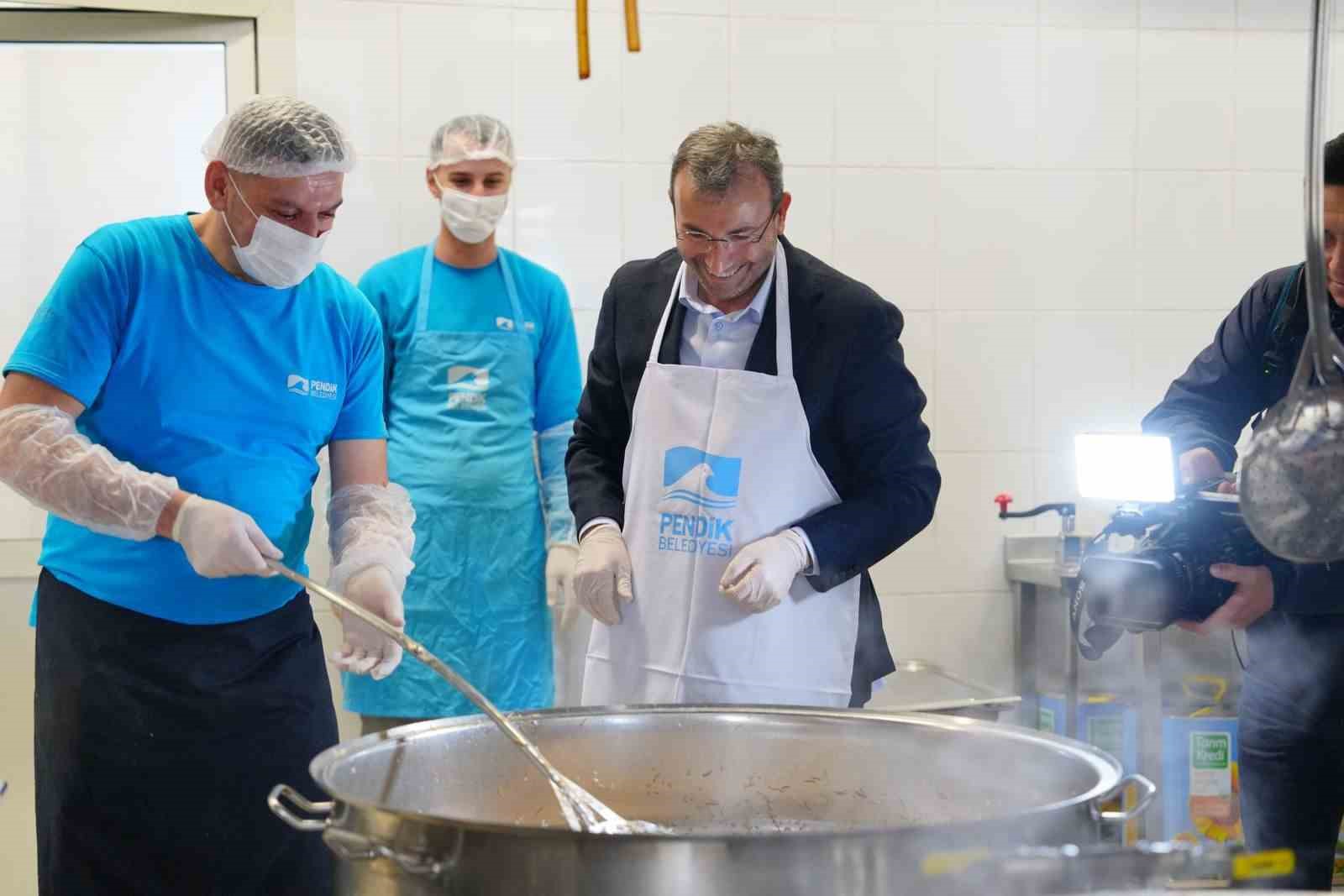 Pendik’te dayanışma ruhu Ramazan’da da yaşatılıyor
Pendik’te dayanışma ruhu Ramazan’da da yaşatılıyor