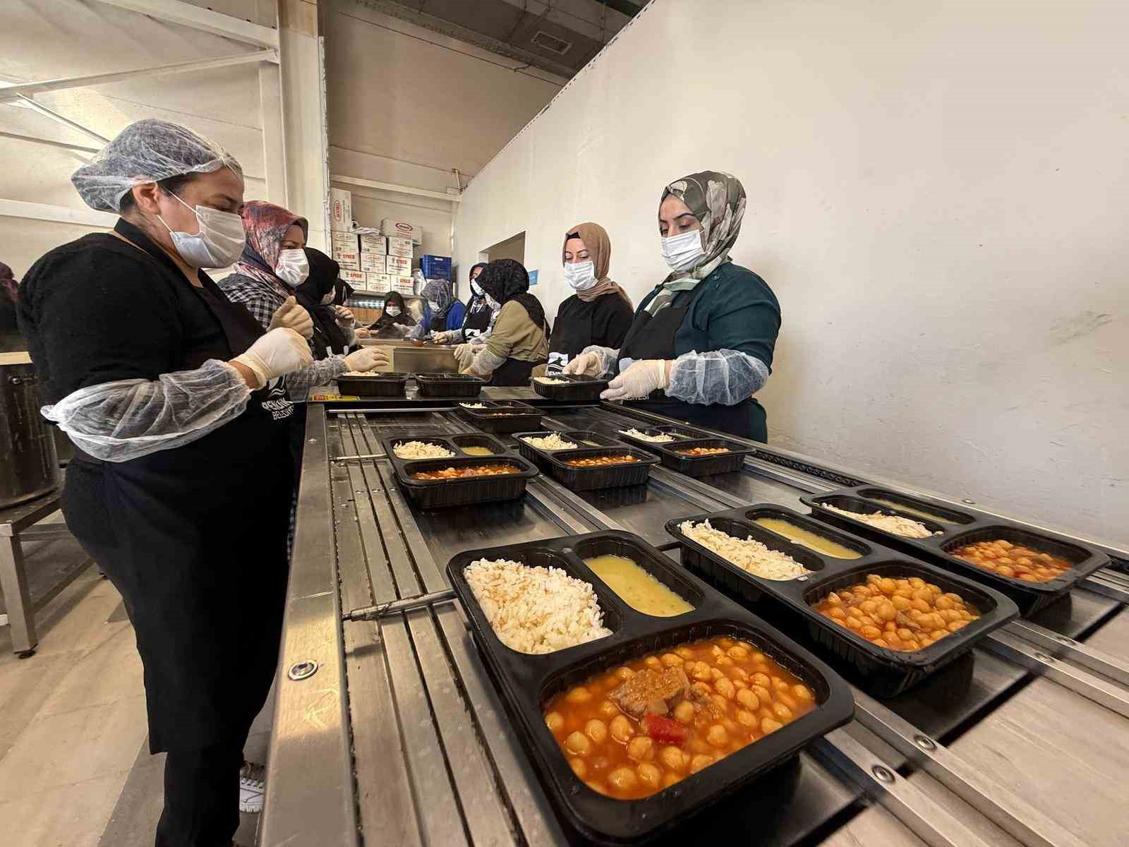 Pendik’te dayanışma ruhu Ramazan’da da yaşatılıyor
Pendik’te dayanışma ruhu Ramazan’da da yaşatılıyor