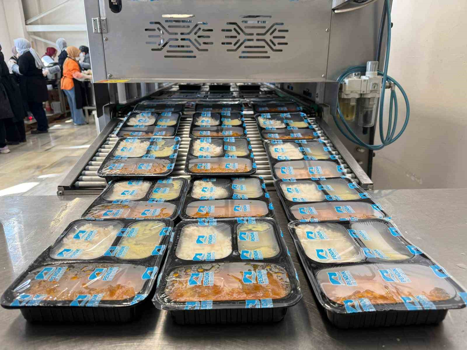 Pendik’te dayanışma ruhu Ramazan’da da yaşatılıyor
Pendik’te dayanışma ruhu Ramazan’da da yaşatılıyor