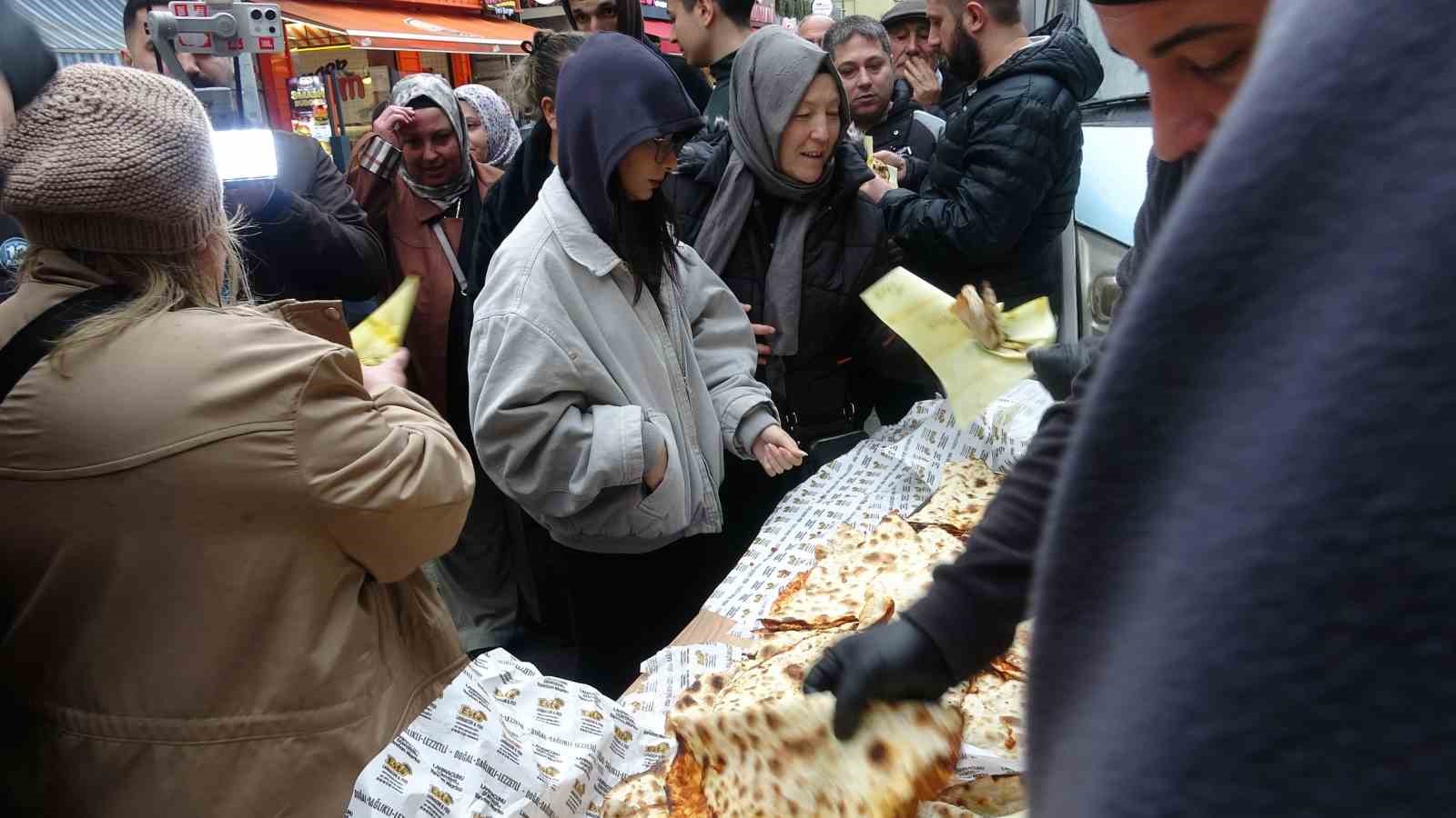 Pendik’te Milli Takım sevinci: 20 bin lokma, 1000 lahmacun dağıtıldı
