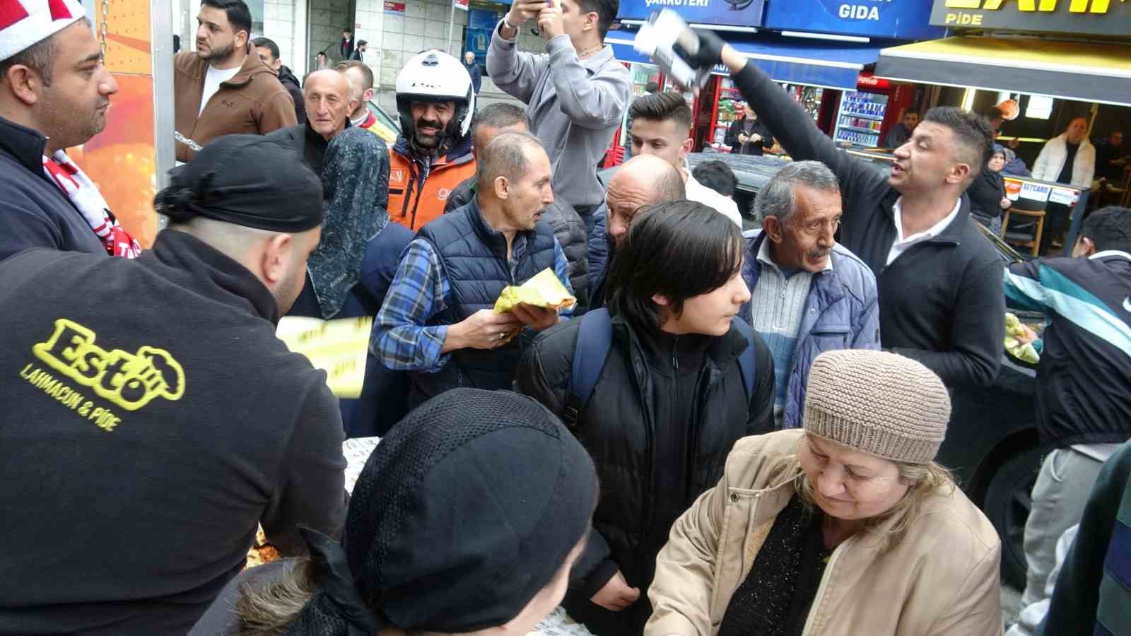 Pendik’te Milli Takım sevinci: 20 bin lokma, 1000 lahmacun dağıtıldı
