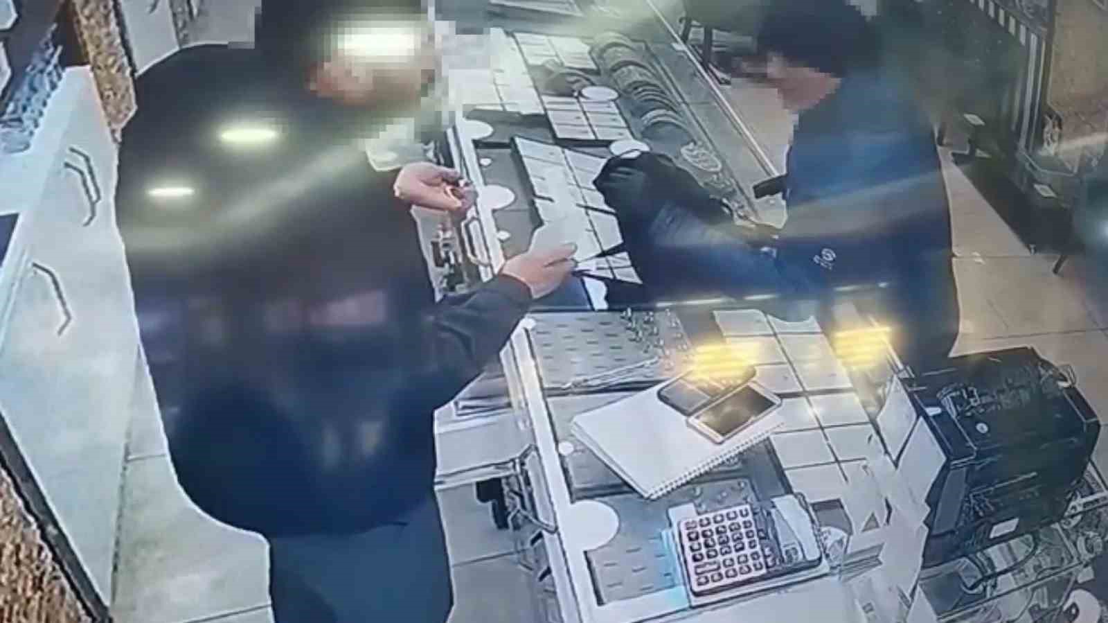 Pendik’te oyuncak silahla soygun girişiminde bulunan şüpheli tutuklandı
