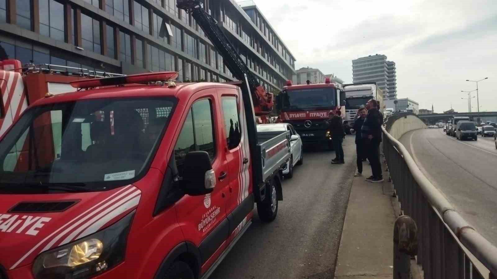 Pendik’te plaza yangını: Dumandan etkilenen vatandaşlar kurtarıldı
