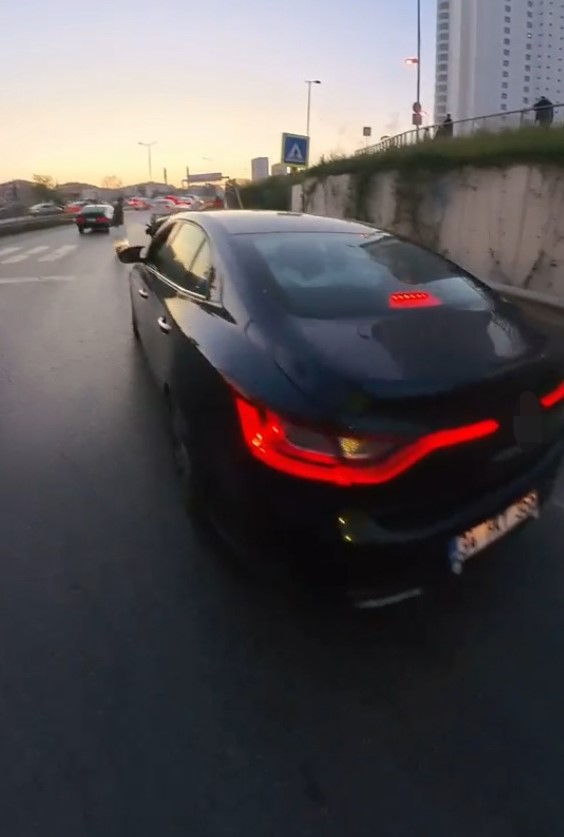 Pendik’te tehlikeli anlar: Yaya geçidinde yavaşlamayan sürücüye ceza yağdı
