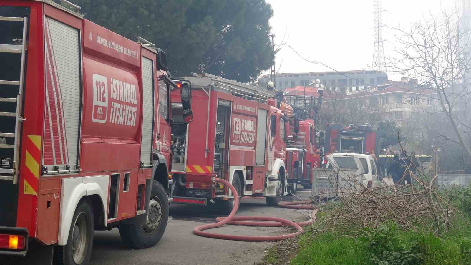 Pendik’te tek katlı ev alevlere teslim oldu
