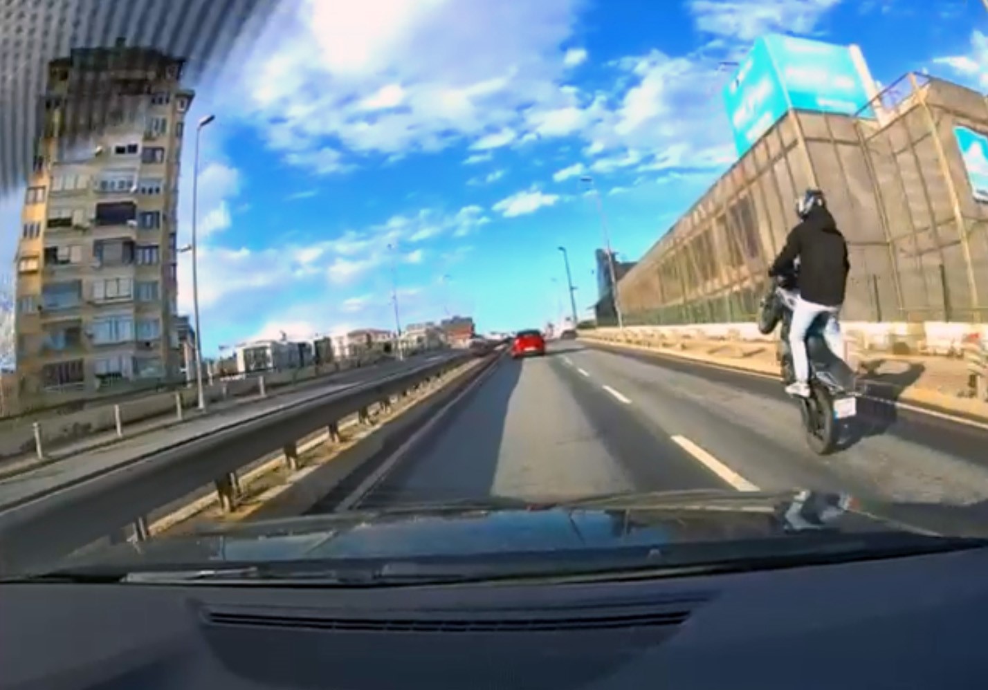 Pendik’te trafikte akrobatik hareket yapan motosiklet sürücüsüne 46 bin TL ceza
