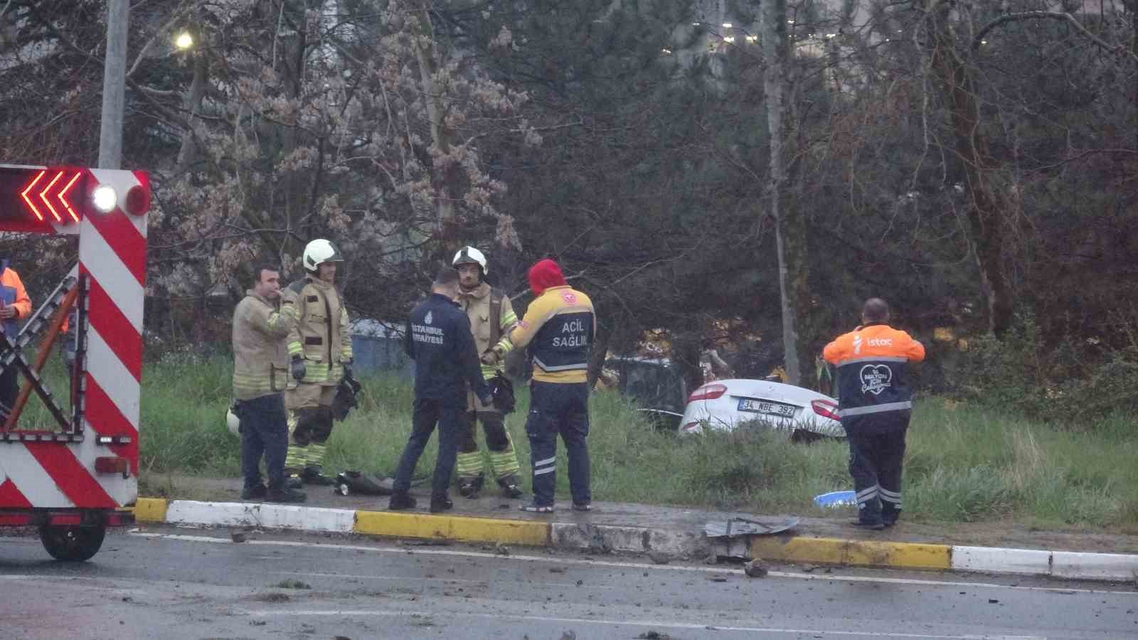 Pendik’te virajı alamayan sürücü ağaca çarptı
