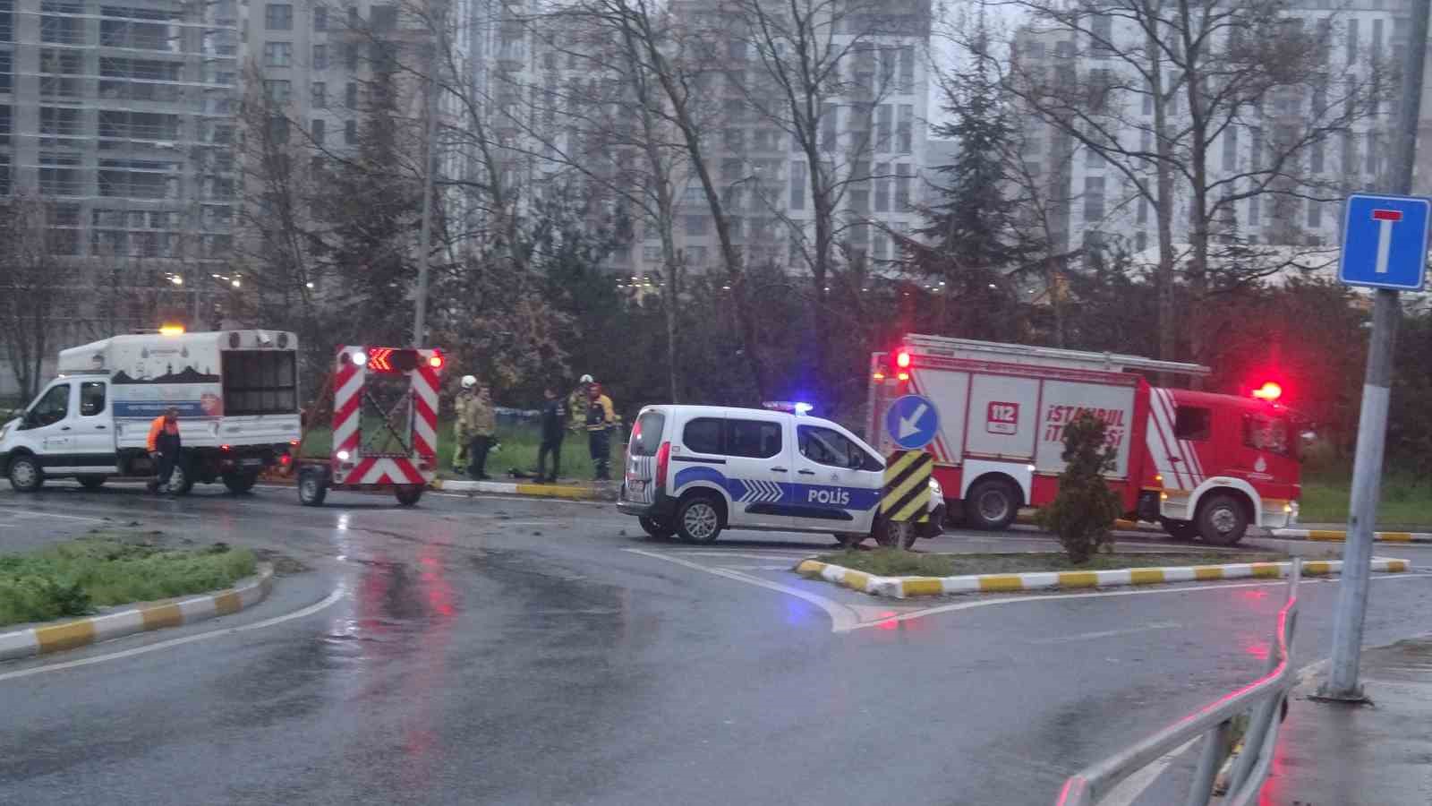 Pendik’te virajı alamayan sürücü ağaca çarptı
