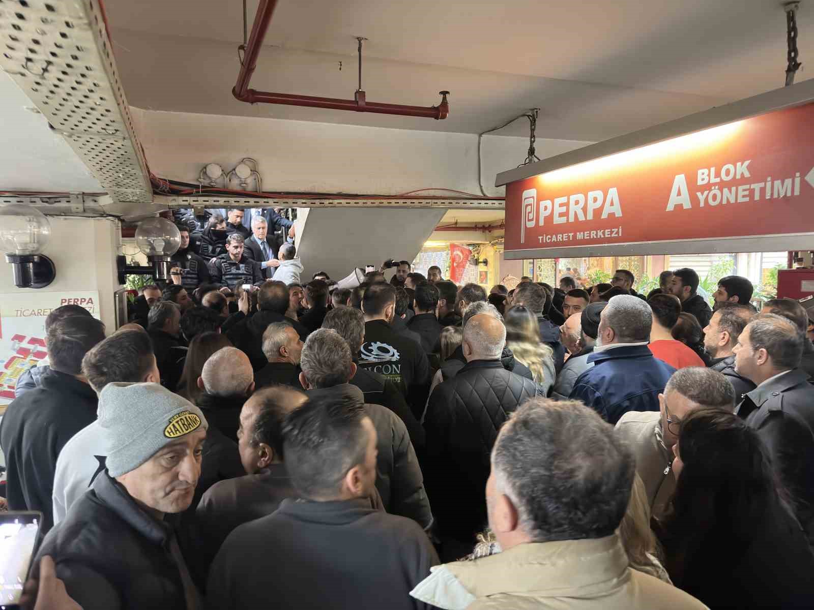 PERPA Ticaret Merkezi’nde seçim sonrası yönetim devri krizi
PERPA Ticaret Merkezi’nde seçim sonrası yönetim devri krizi
