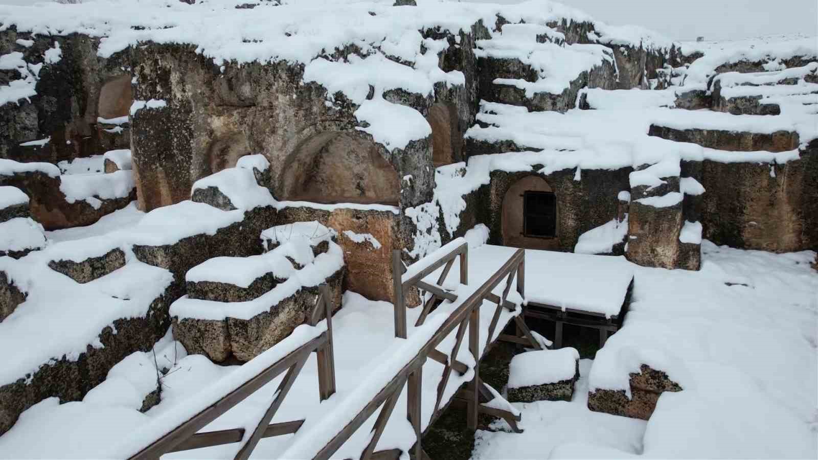 Perre Antik Kenti beyazlara büründü
