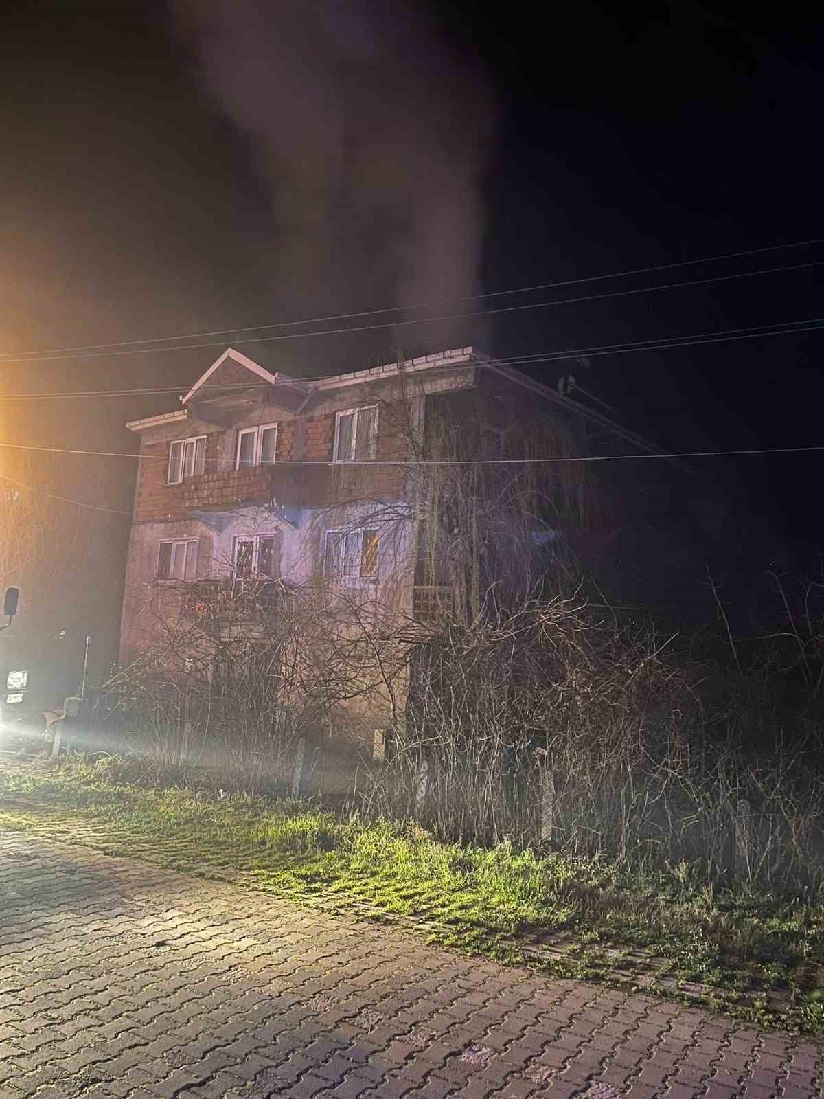 Perşembe’de çatı alevlere teslim oldu
