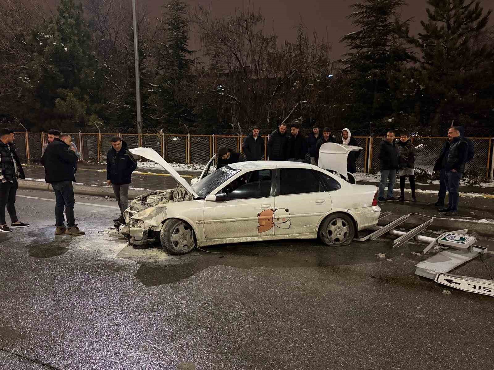 Pert olan otomobilden burnu kanamadan çıktı
