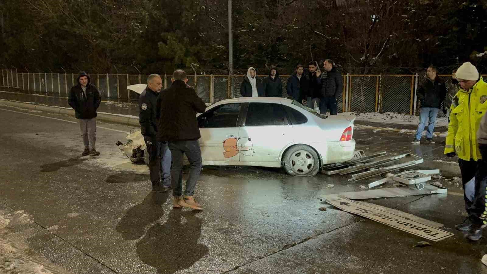 Pert olan otomobilden burnu kanamadan çıktı
