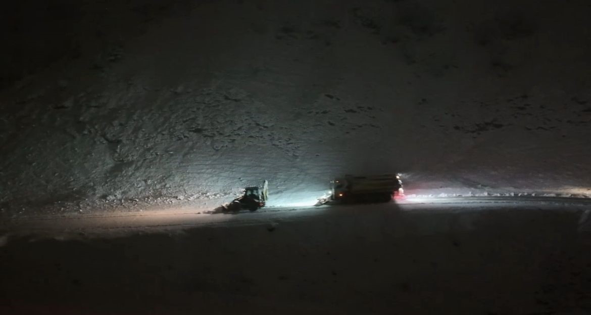 Pervari ve Şirvan’da kar yağışı köy yollarını kapattı, mahsur kalan araçlar kurtarıldı

