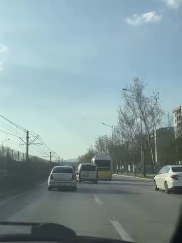 Peş peşe makas attı, trafiği tehlikeye düşürdü
