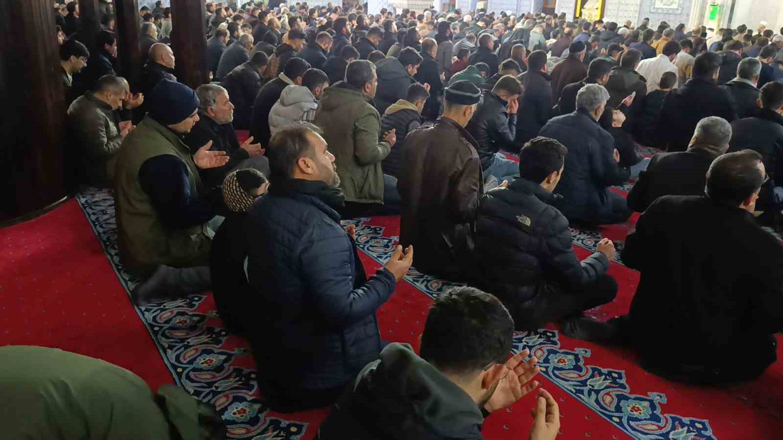 Peygamberler şehri Şanlıurfa’da Berat Kandili coşkusu
