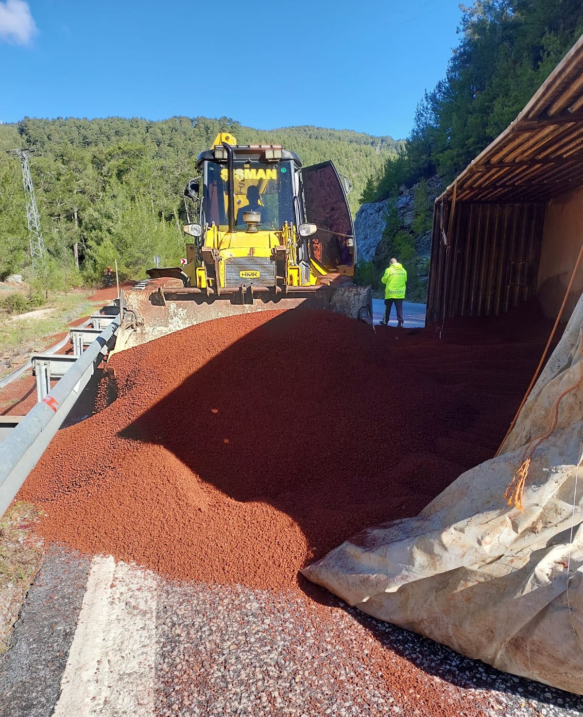 Peyzaj malzemesi yüklü tır devrildi
