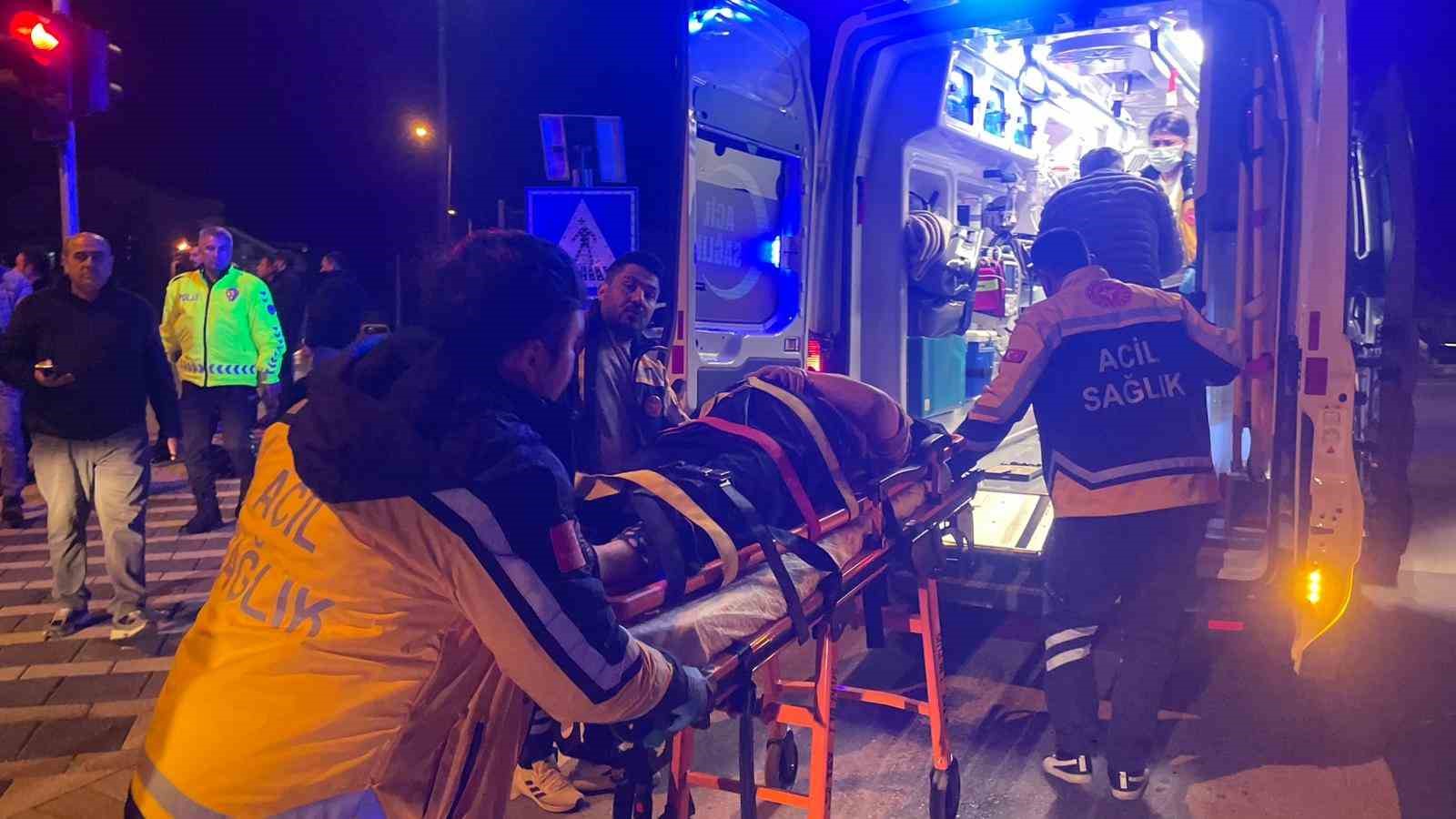 Pikap ile otomobilin çarpıştığı kazada ortalık savaş alanına döndü: 6 yaralı
