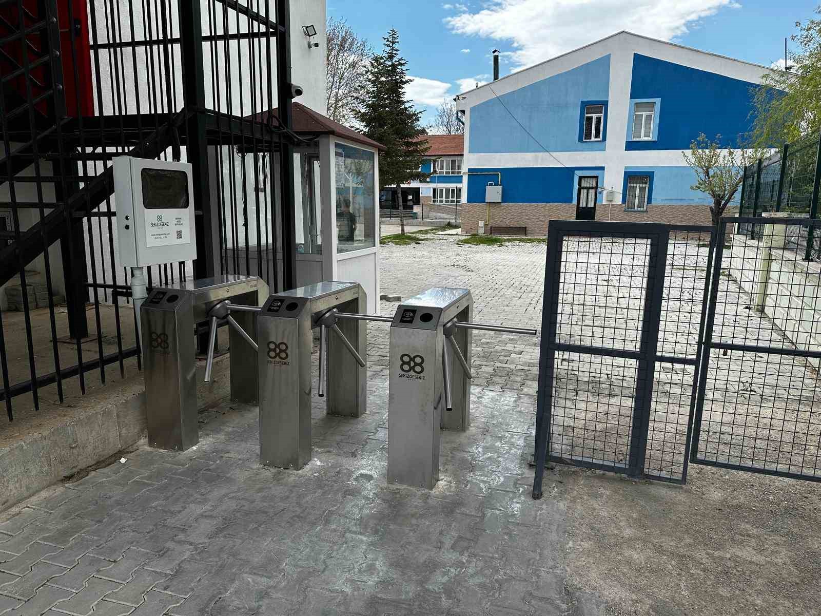 Pilot okulda uygulanan turnike sistemiyle şiddet ve devamsızlık tarihe karıştı
