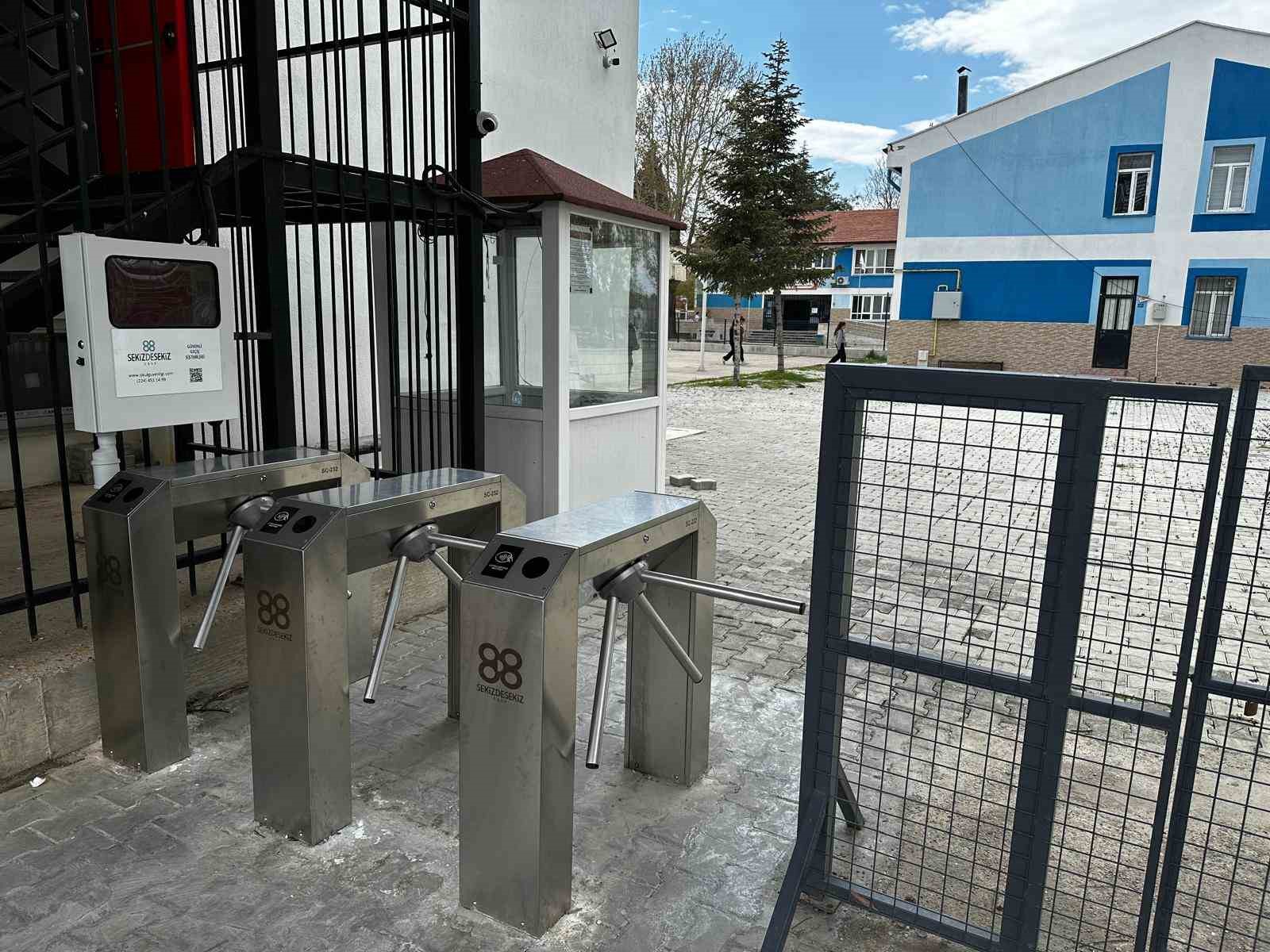 Pilot okulda uygulanan turnike sistemiyle şiddet ve devamsızlık tarihe karıştı
