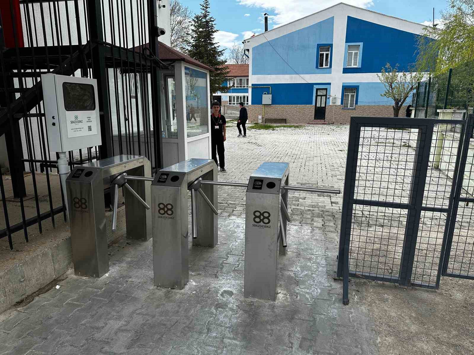 Pilot okulda uygulanan turnike sistemiyle şiddet ve devamsızlık tarihe karıştı
