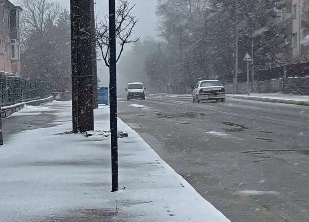Pınarhisar’da gece fırtınası ilçeyi beyaza bürüdü
