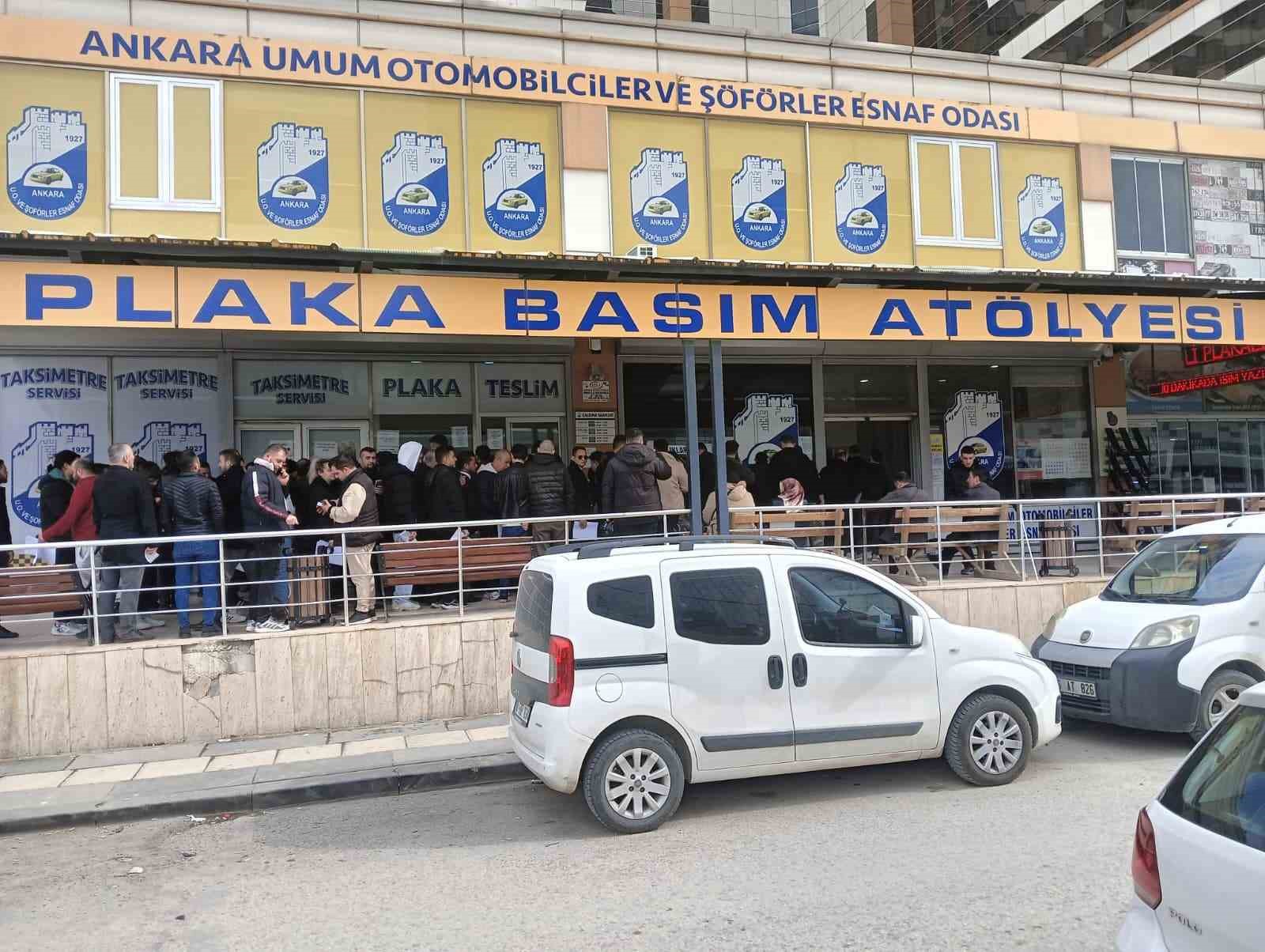 Plakasının yazı sitili standartlara aykırı olan sürücüler ceza yememek için plaka basım atölyesinde uzun kuyruklar oluşturdu
