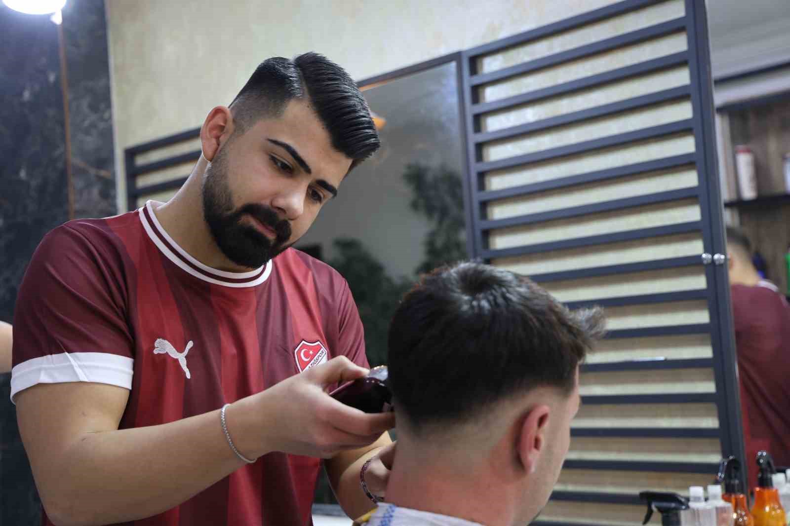 Play-off yolunda örnek hareket: Dükkanı bordo-beyaza boyadı, müşterilere forma dağıttı
