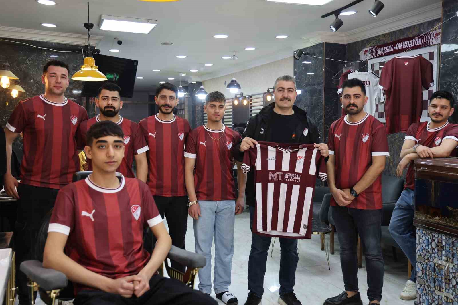 Play-off yolunda örnek hareket: Dükkanı bordo-beyaza boyadı, müşterilere forma dağıttı
