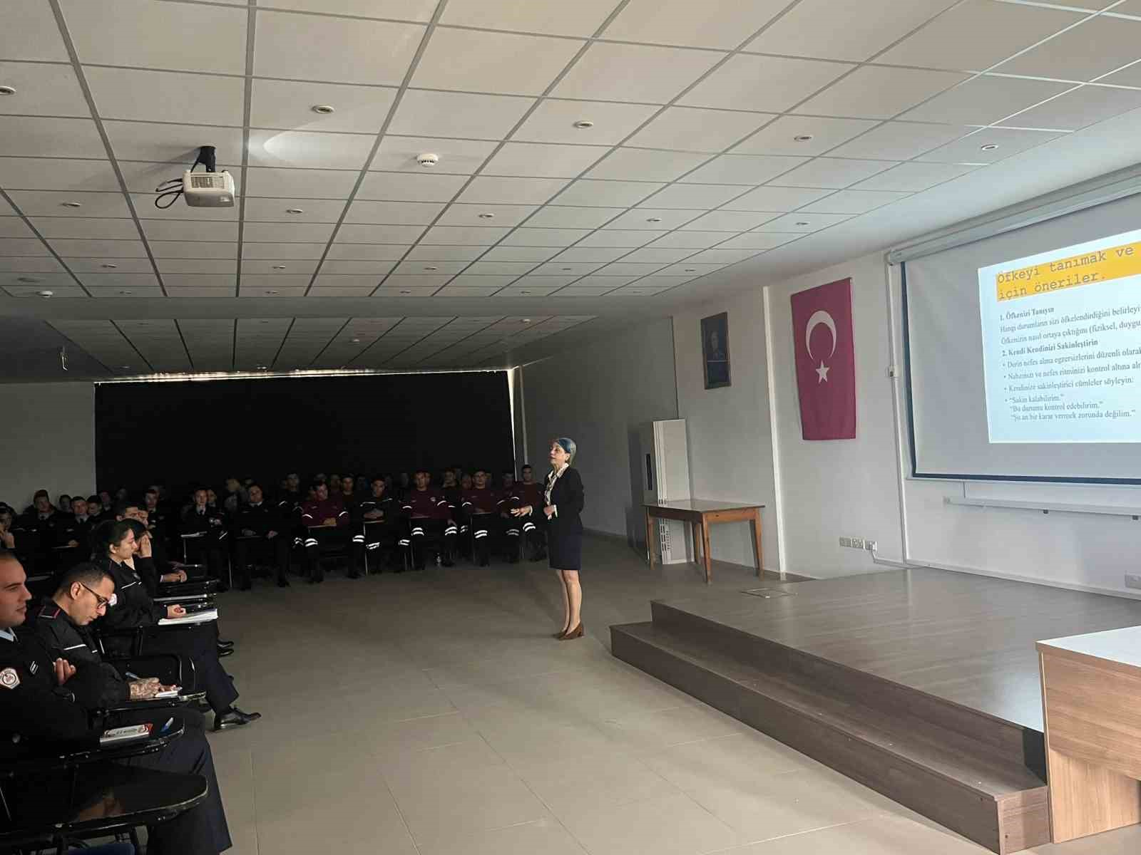 Polis adaylarına iletişim konferansı: Güvenliğin anahtarı doğru iletişim
