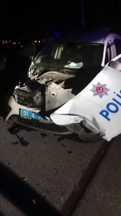 Polis aracına çarparak 2 polisin yaralanmasına neden olan sürücü 1.98 promil alkollü çıktı
