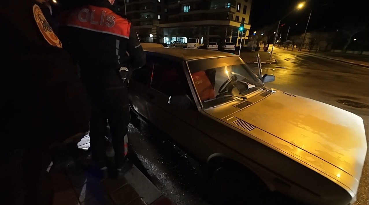 Polis arama yaptığı otomobilde sentetik hap ele geçirdi
