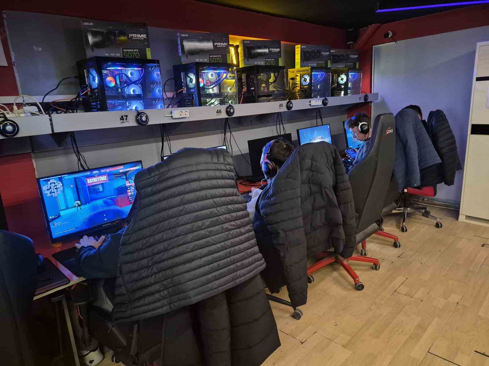 Polis denetimini ’internet kafe baskını’ diyerek çarpıttılar, olan esnafa oldu
Polis denetimini ’internet kafe baskını’ diyerek çarpıttılar, olan esnafa oldu