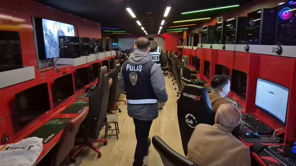 Polis denetimini ’internet kafe baskını’ diyerek çarpıttılar, olan esnafa oldu
Polis denetimini ’internet kafe baskını’ diyerek çarpıttılar, olan esnafa oldu