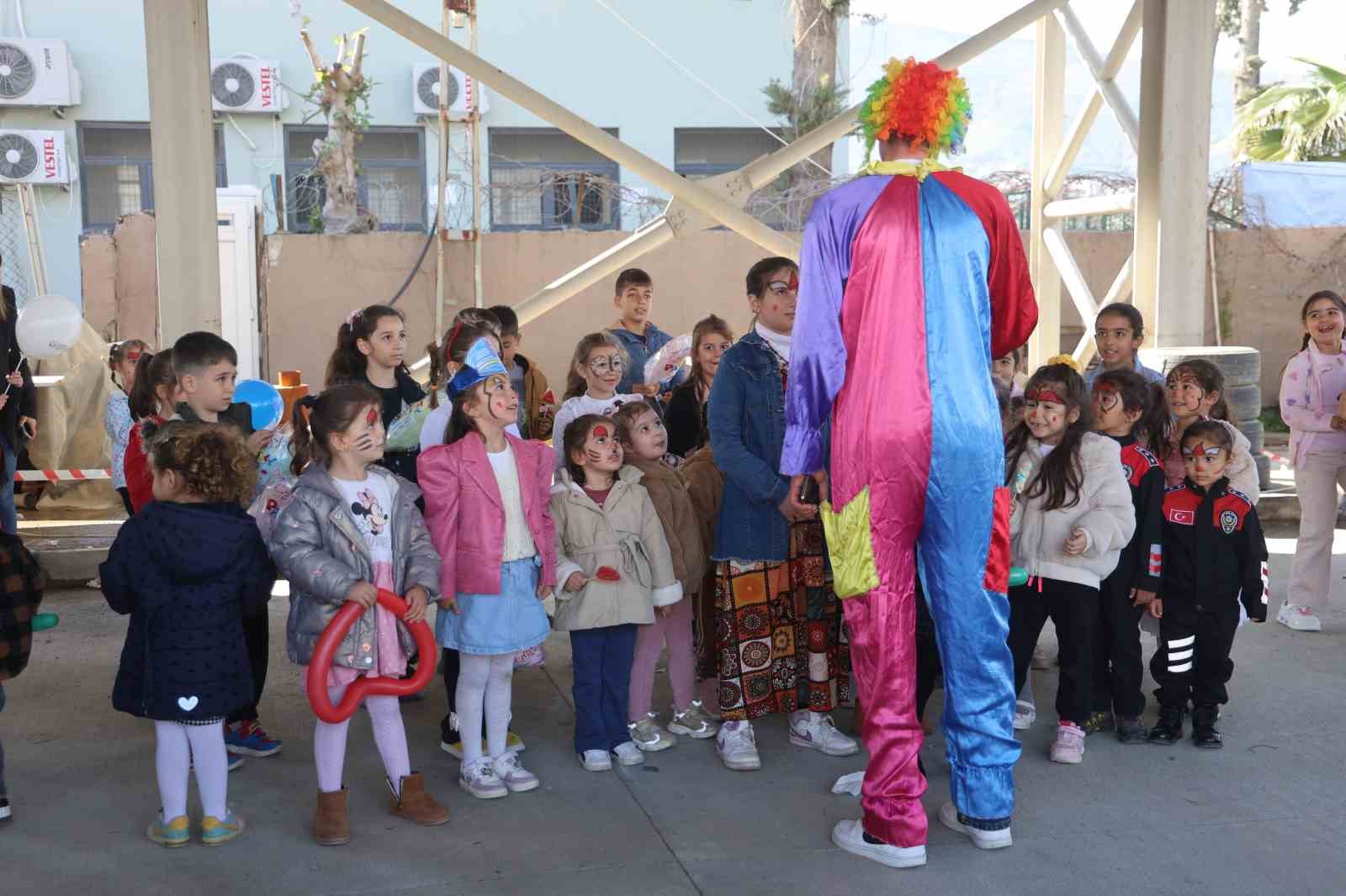 Polis Haftası etkinliğinde şarkı ve türkü söyleyen polisler, ünlü sanatçıları aratmadılar
