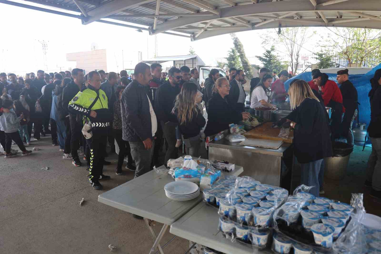 Polis Haftası etkinliğinde şarkı ve türkü söyleyen polisler, ünlü sanatçıları aratmadılar
