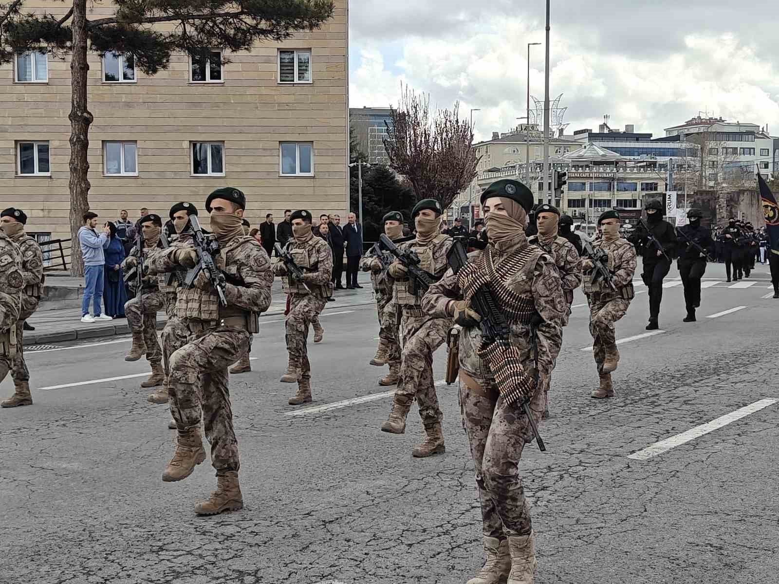 Polis haftasında Özel Harekat’tan nefes kesen gösteri
