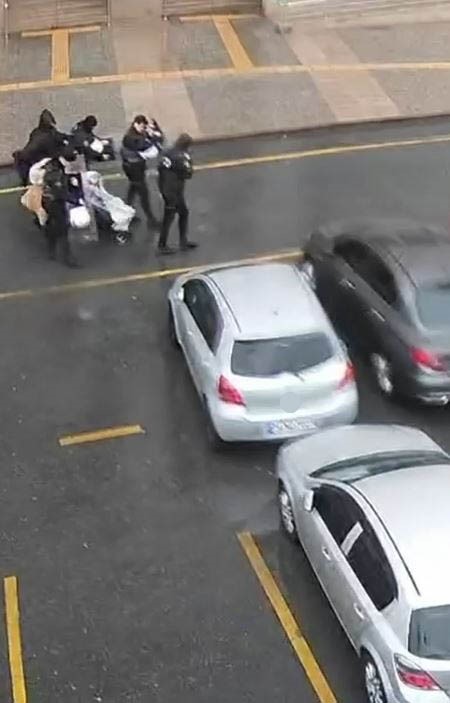 Polis kalkanı, bebeği ve annesini fırtınadan korudu
