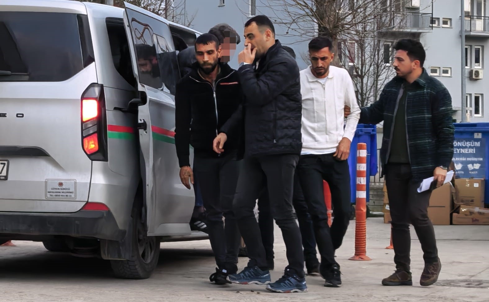 Polis kılığına girip 3 milyonluk vurgun yaptılar
