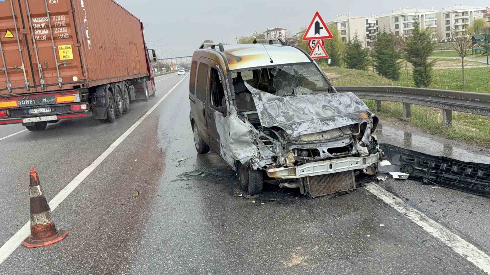 Polis kontrol noktasına metreler kala faciadan dönüldü, yanan araçtan sürücü son anda kurtarıldı
