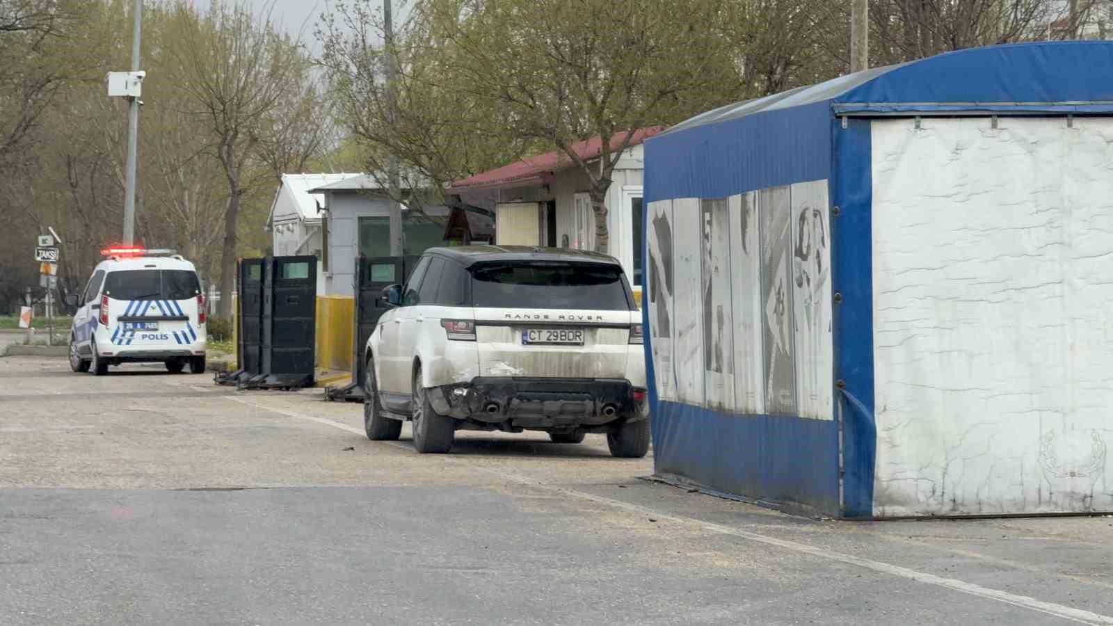 Polis kontrol noktasına metreler kala faciadan dönüldü, yanan araçtan sürücü son anda kurtarıldı
